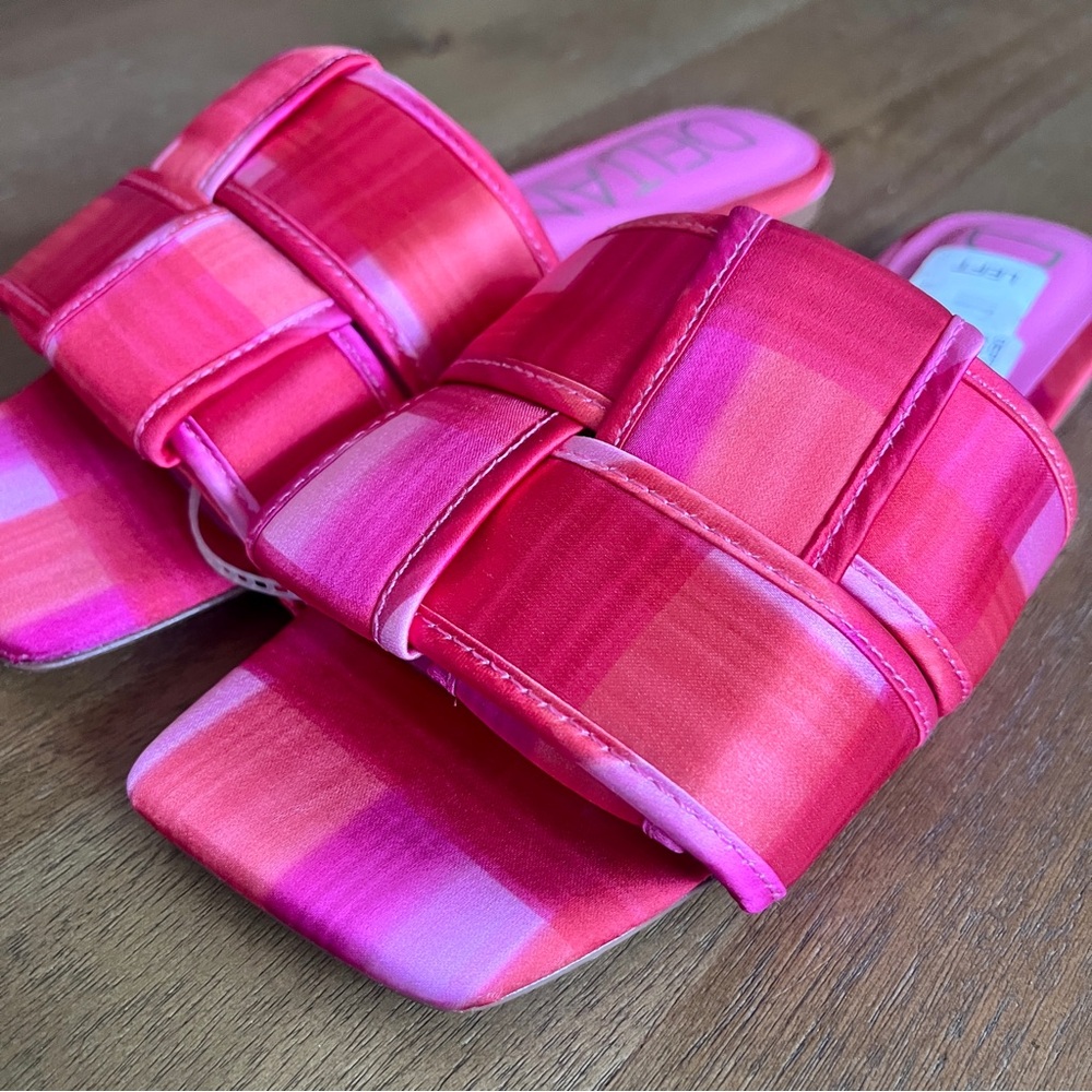 BNWT Deltan Slides